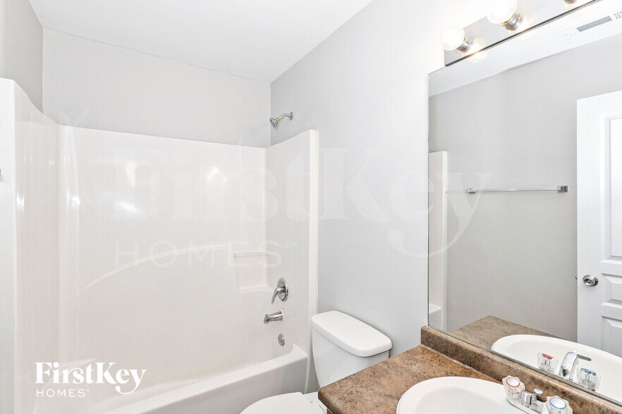 Building Photo - 1009 Serene Lake Dr