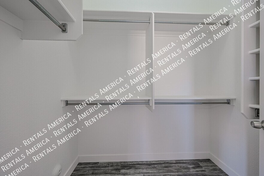 Building Photo - 4930 W Desert Dr