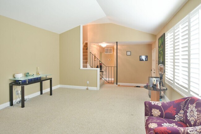 Building Photo - Beautiful 3 Bedroom + Office 2.5 Bath Home...