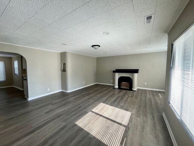 Building Photo - Large 3 Bedroom Remodeled Home