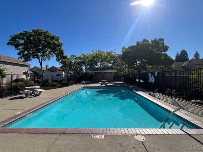 Building Photo - GORGEOUS 3 BEDROOM IN E. ROSEVILLE GATED COMMUNITY!!