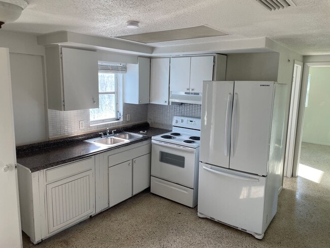 Building Photo - 2/1/1 New Port Richey