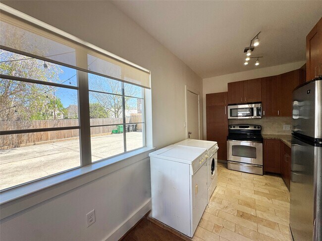 Building Photo - 1509 Holman St