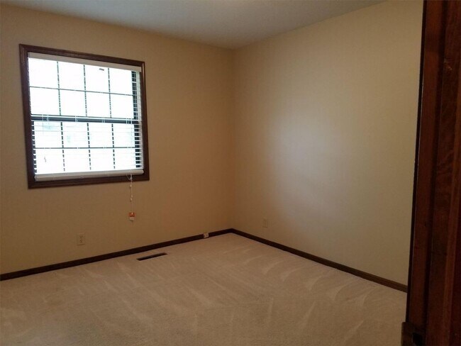 Building Photo - Massive 4 bed 2 bath home for rent