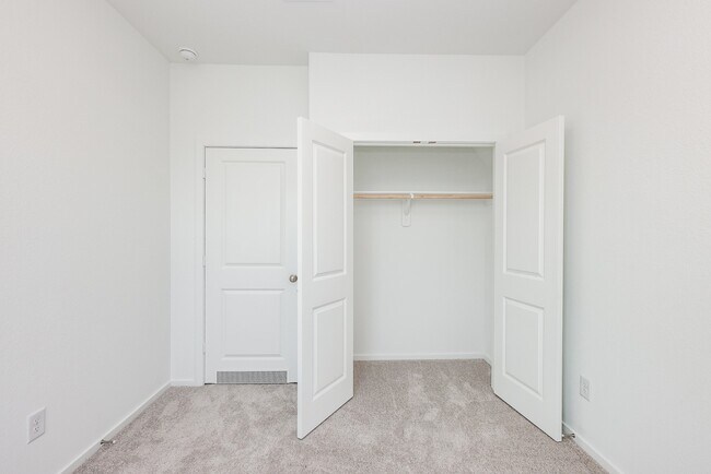 Building Photo - 2135 Salinas Dr