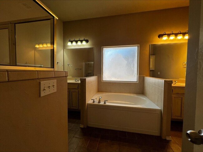 Building Photo - 13111 Red Oak Dr