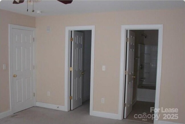 Building Photo - 6431 Park Pond Dr