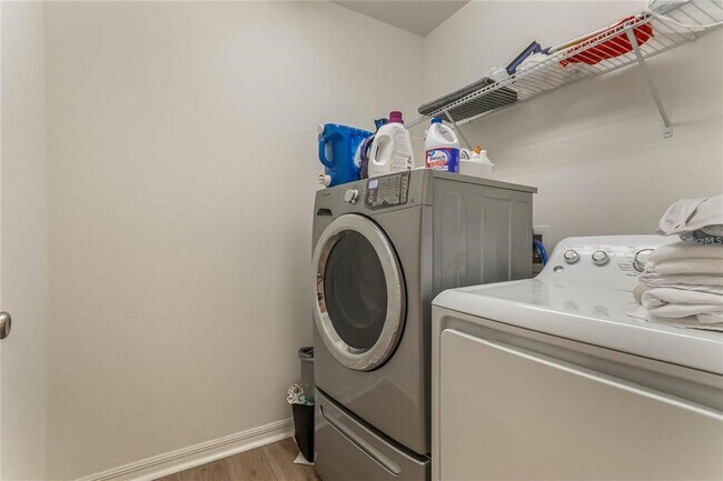 Building Photo - 495 Overpool Ave