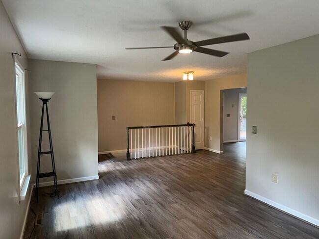 Building Photo - Updated 3 Bedroom 2.5 Bath Home on Hardwoo...