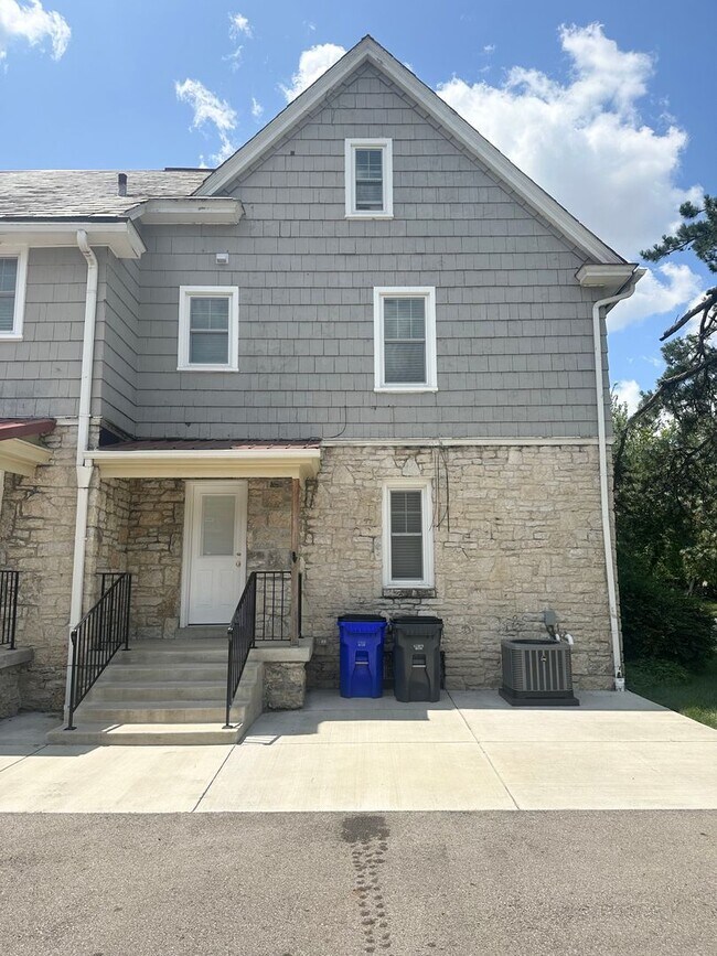 Building Photo - 2174 Arlington Ave