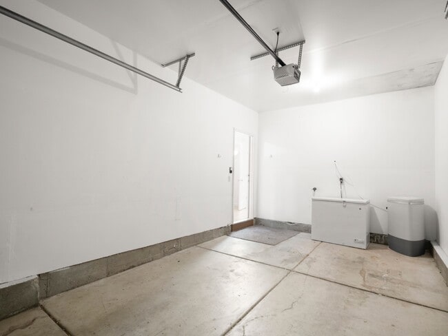 Building Photo - 5047 W Rock Butte Rd