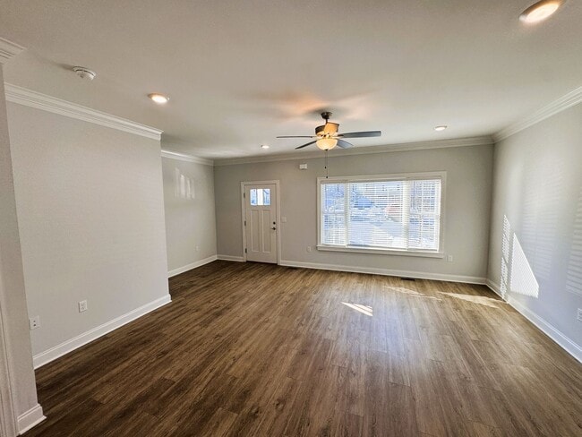 Building Photo - Spacious 3-Level Townhouse