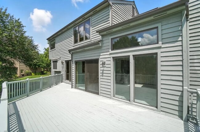 Building Photo - Luxury, Privacy, and Convenience All in One!
