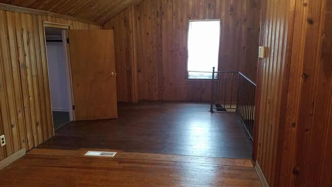 Building Photo - *Last Minute Fall Move in Special $1800 to...
