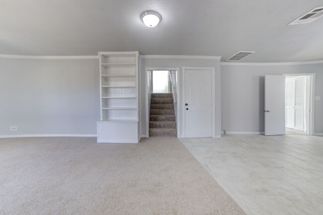 Building Photo - Stunning 4 Bed 3 Bath Home on Quiet Street!