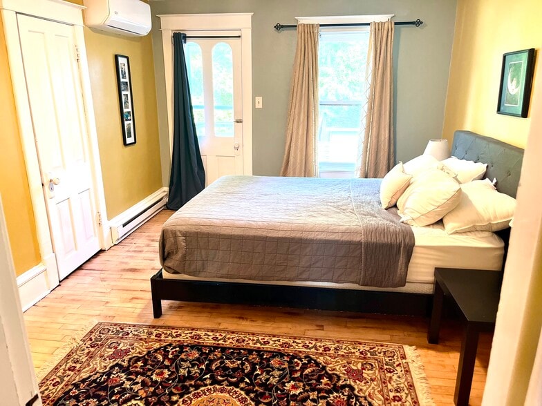 Closet in room - 606 N Lawe St