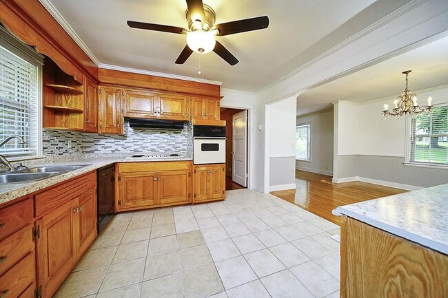 Building Photo - Beautiful 4-bedroom, 3-bathroom home located in the highly desirable Crieve Hall area!