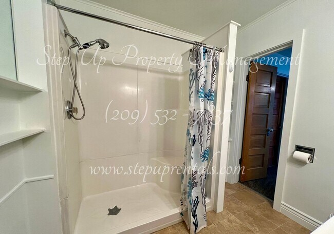 Building Photo - Cozy Downtown 2 Bedroom Bungalow in the Heart of Sonora!