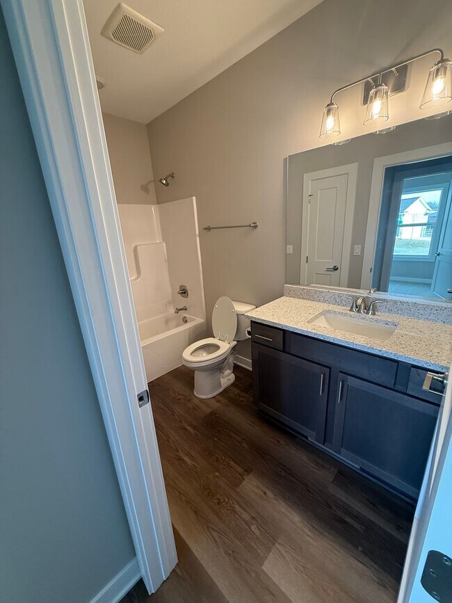 Building Photo - Spacious home in a desirable neighborhood