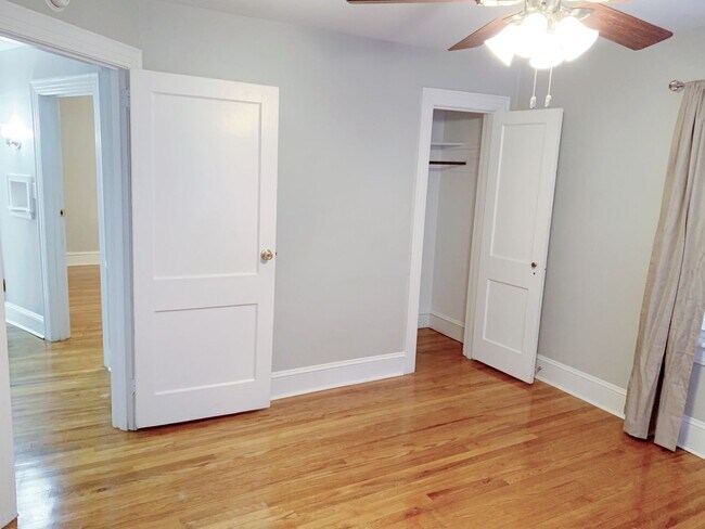 Building Photo - 3 Bedrooms 2 Full Baths with fenced in bac...