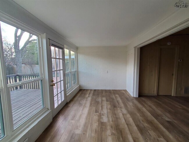 Building Photo - 2409 Martin St