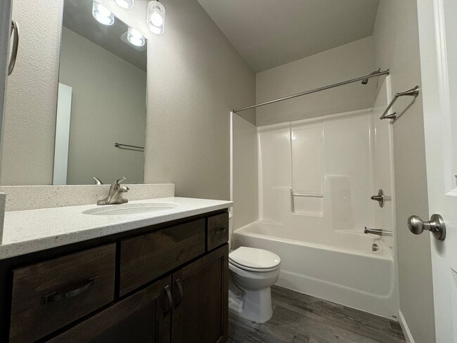 Building Photo - Townhome 2 Blocks from Legacy High School!