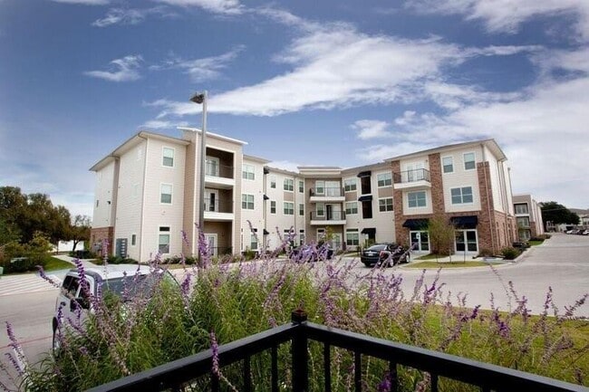 Building Photo - 817 Colcord Ave