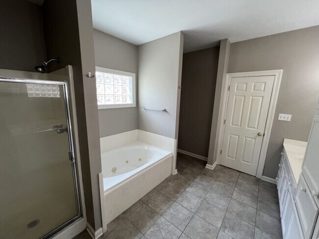 Building Photo - Location!  Location!  3 bedroom, 2 bath ho...