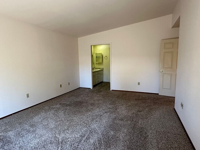 Building Photo - Beautiful 55+ home in Paris Park!