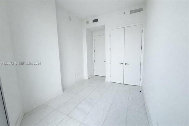 Building Photo - 175 SE 25th Rd