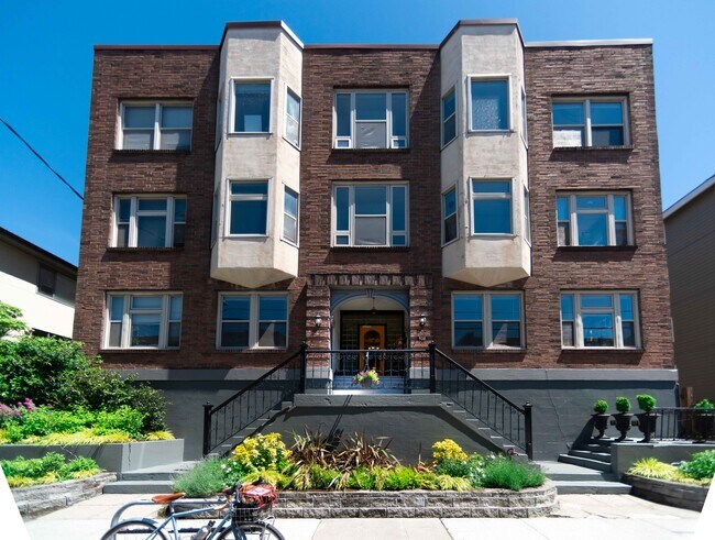 Primary Photo - 320 Summit Ave E