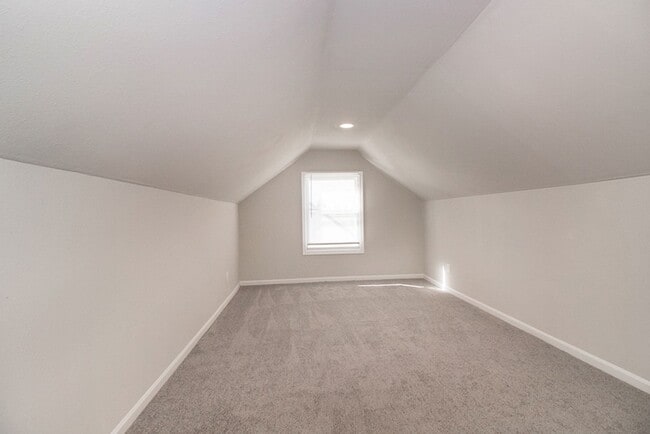 Building Photo - 3 bedroom Spacious Cape Cod!