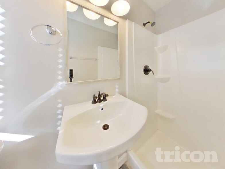 Building Photo - 324 Pioneer Cir