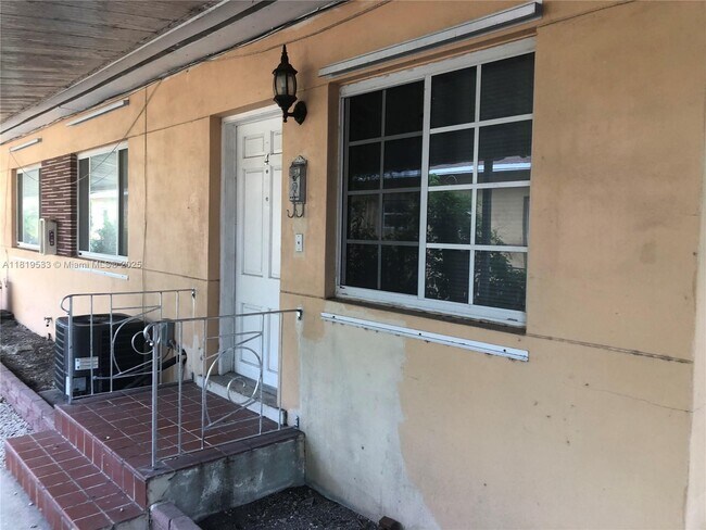 Primary Photo - 751 SW 10th St