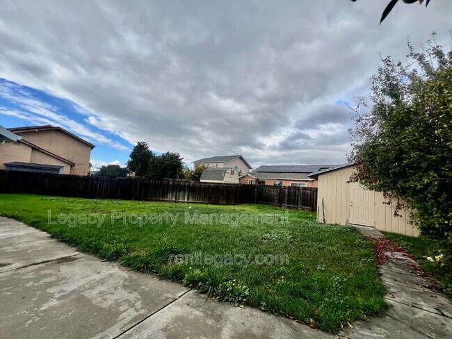 Building Photo - 827 Crested Dr