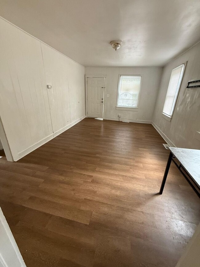 Building Photo - AVAILABLE NOW!