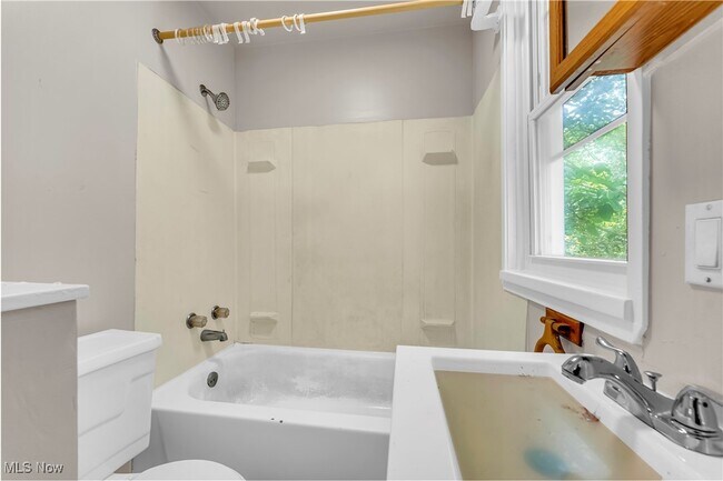 Building Photo - 2303 Montclair Ave