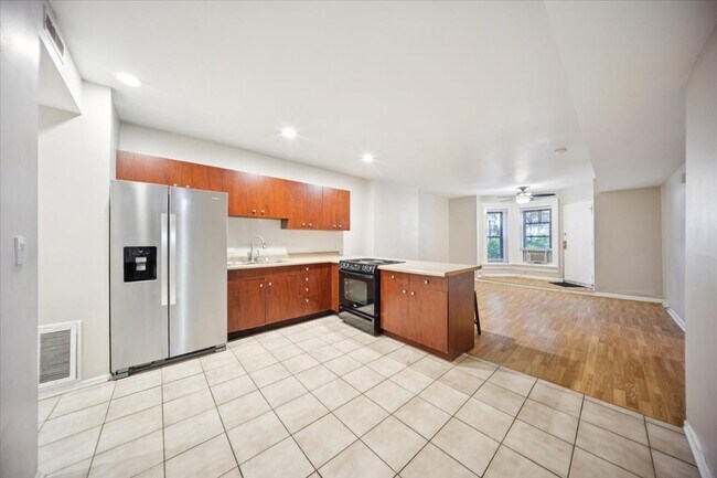 Building Photo - 750 S Oakley Blvd