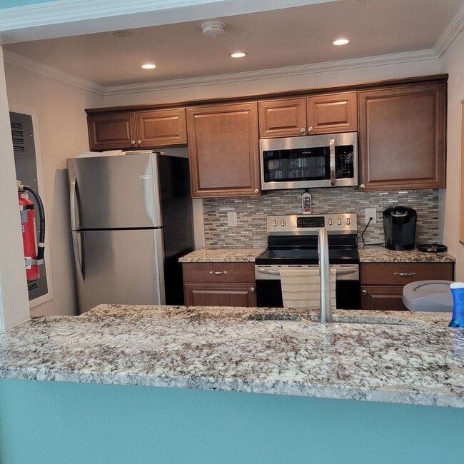 Building Photo - Seasonal/short term 2/2 ground floor condo downtown Sarasota.