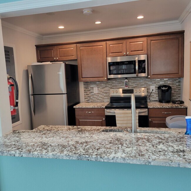 Building Photo - Seasonal/short term 2/2 ground floor condo...