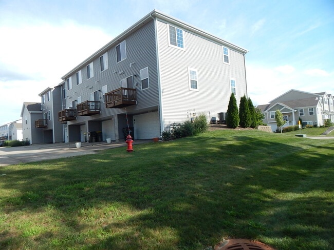 Building Photo - 2590 Bella Dr
