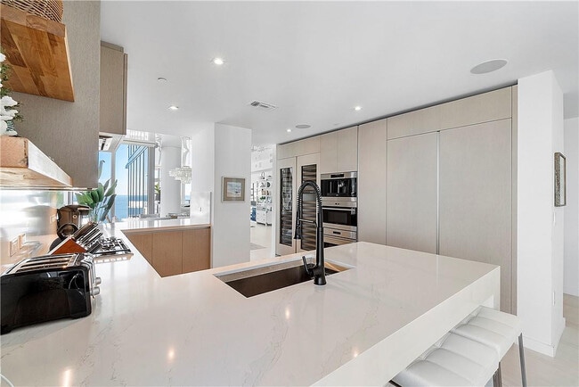 Building Photo - 2200 N Ocean Blvd