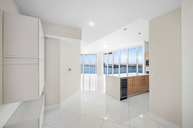 Building Photo - 2020 N Bayshore Dr