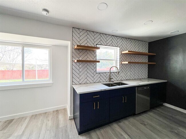 Building Photo - 6203 London Dr