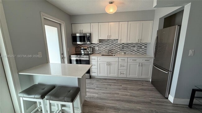 Building Photo - 2115 NE 42nd Ct