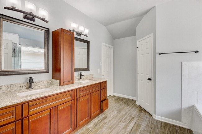 Building Photo - 5410 Linden Grove Ct