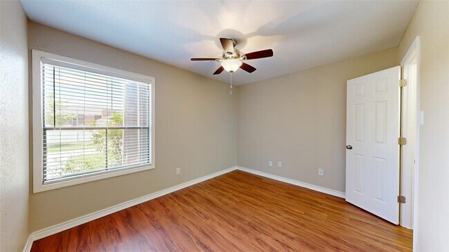 Building Photo - 904 University Oaks Blvd