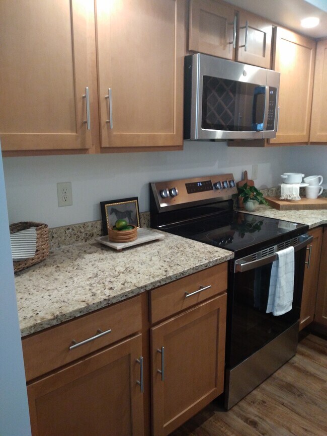 Building Photo - 2741 Hidden Dr