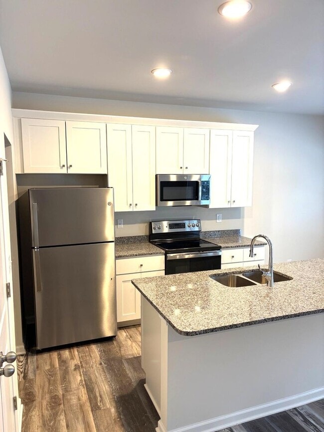 Building Photo - FIRST MONTH FREE - Stunning 3BR 2.5BA Home in Mooresville • 2 Car Garage