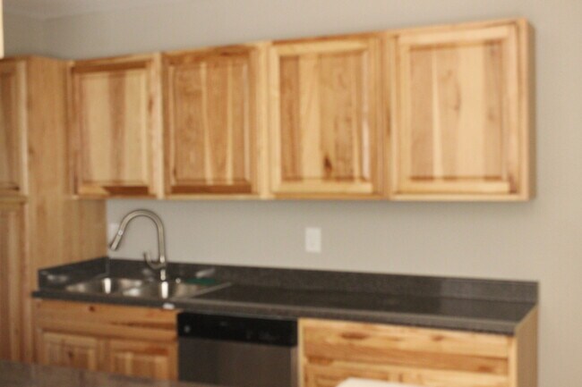 Building Photo - Ready to Move in... Do not miss this house...